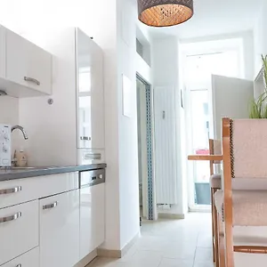 2 & Balcony - Top Location! Apartamento
